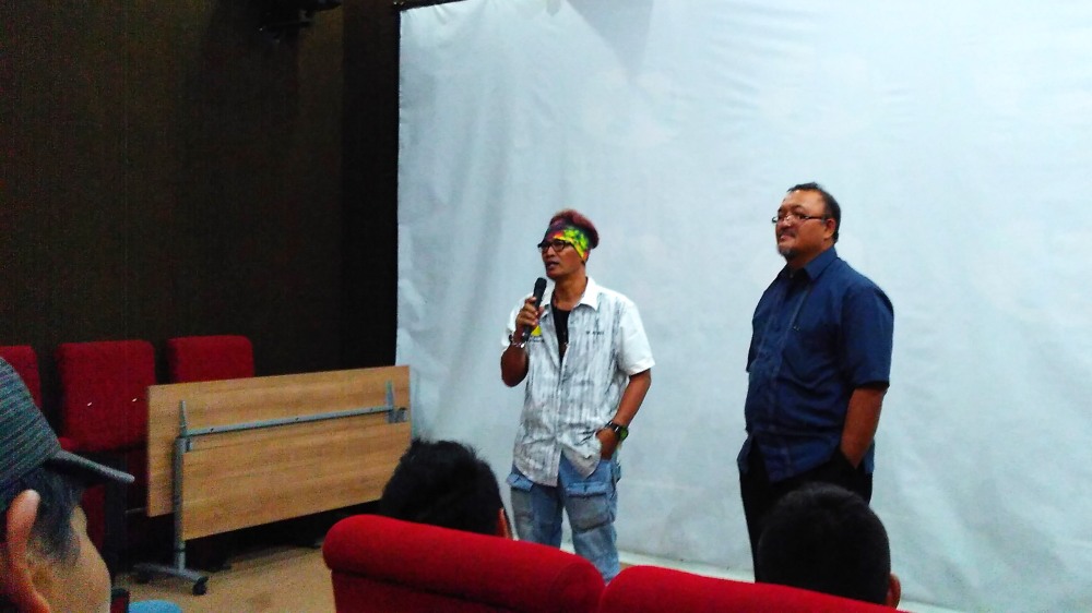BEDAH FILM. Usai pemutaran film dokumenter, diadakan bedah film bersama Bambang Hengky (ikat kepala) dan Agus Wuryanto, kemarin (7/2), di Perpusda. foto Erwin abdillah